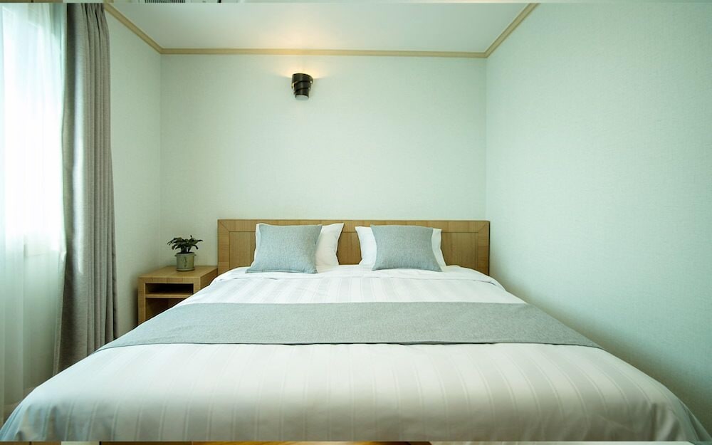 1 BEDROOM, BASIC, SUITE, PARTIAL SEA VIEW, KITCHENETTE