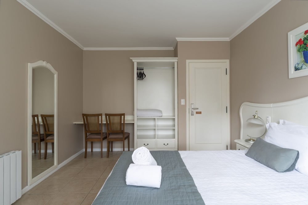 ECONOMY, DOUBLE OR TWIN BED