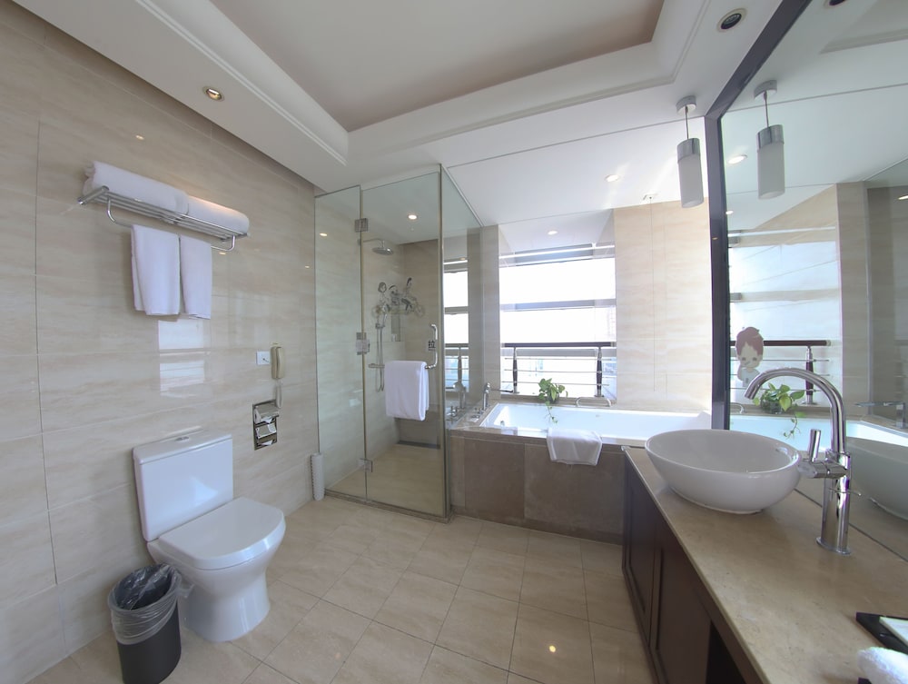 New Century Hotel Qingdao 73/73