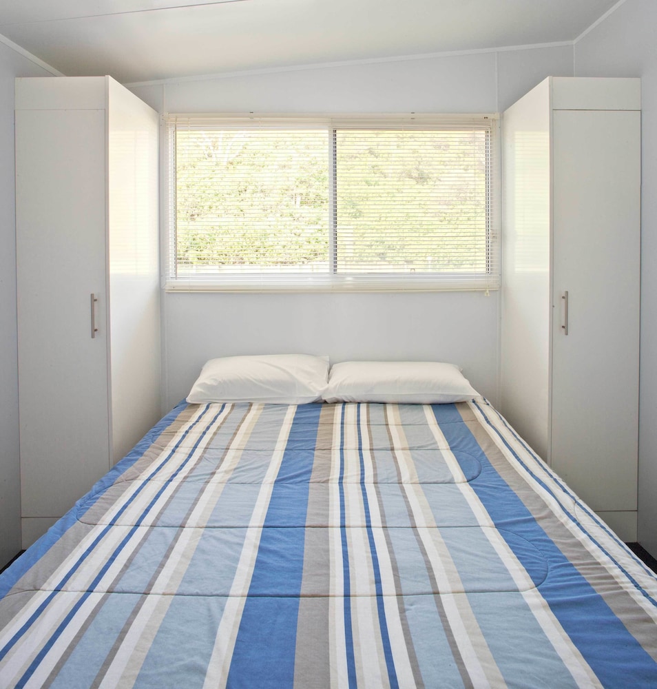 1 Bedroom, Studio, Cabin, 1 Queen and 2 Bunk Beds، BLUE LAGOON BEACH RESORT 2/3