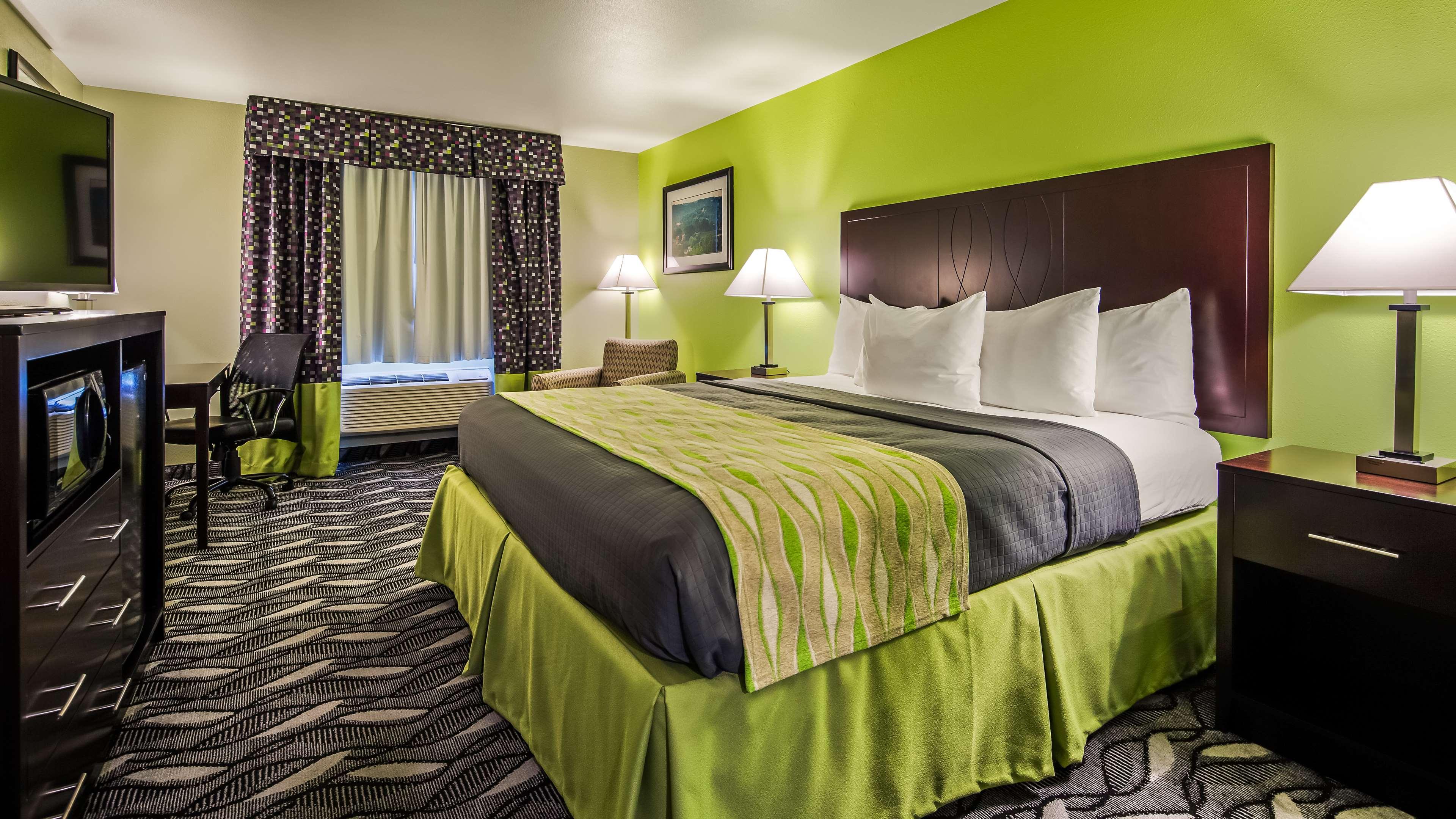 غرفة بسرير كينج بحوض استحمام، Best Western Mt. Vernon Inn 2/4