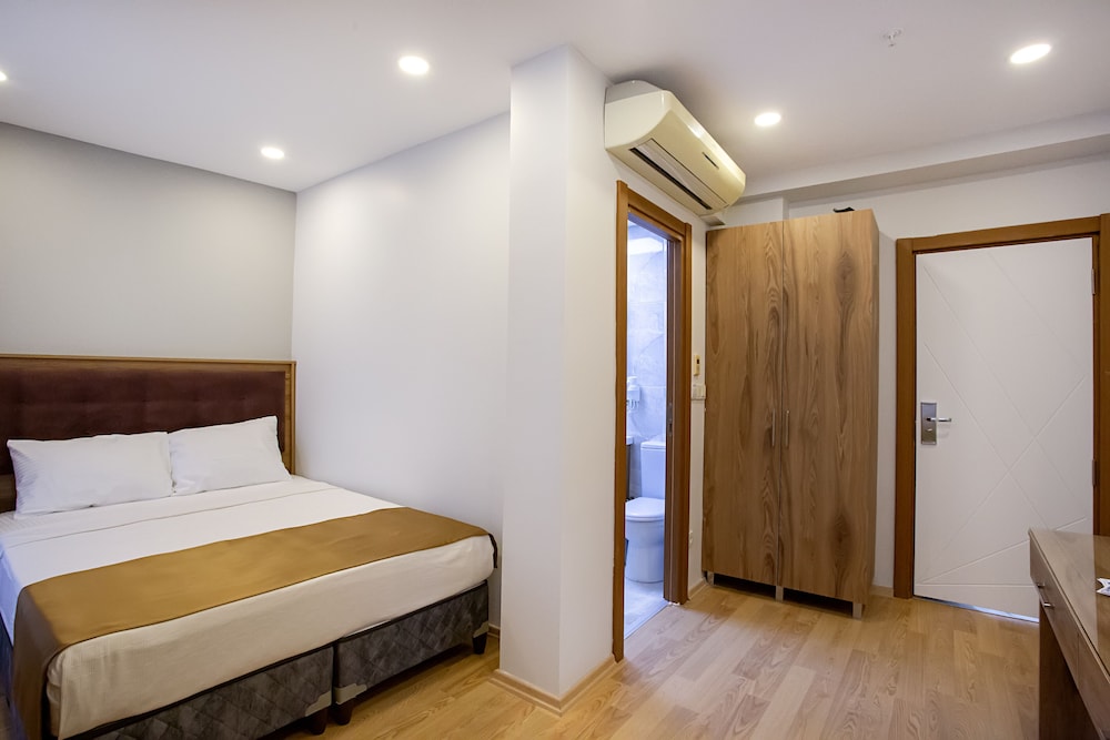 West Palace Hotel 14/50