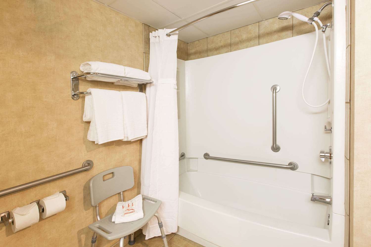Ramada by Wyndham Sioux Falls Airport-Waterpark & Event Ctr 37/39