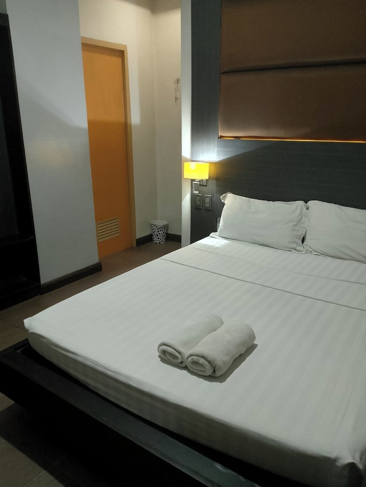 Lorenzzo Suites Hotel 7/24