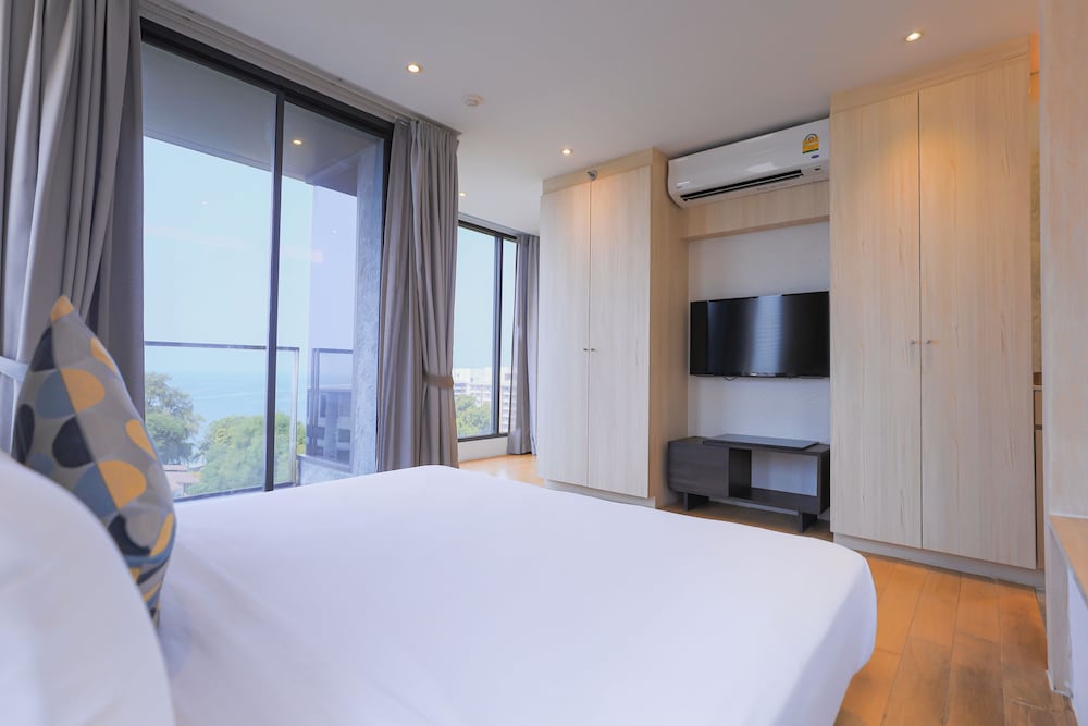 Senior, Studio, Suite, King Bed