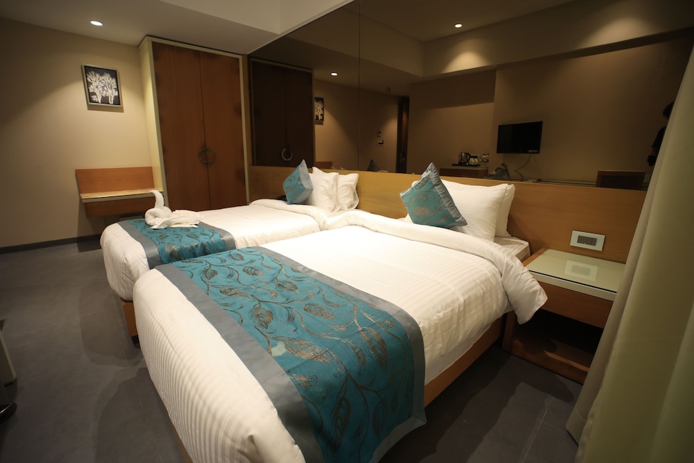The Byke Delotel, Borivali 15/39