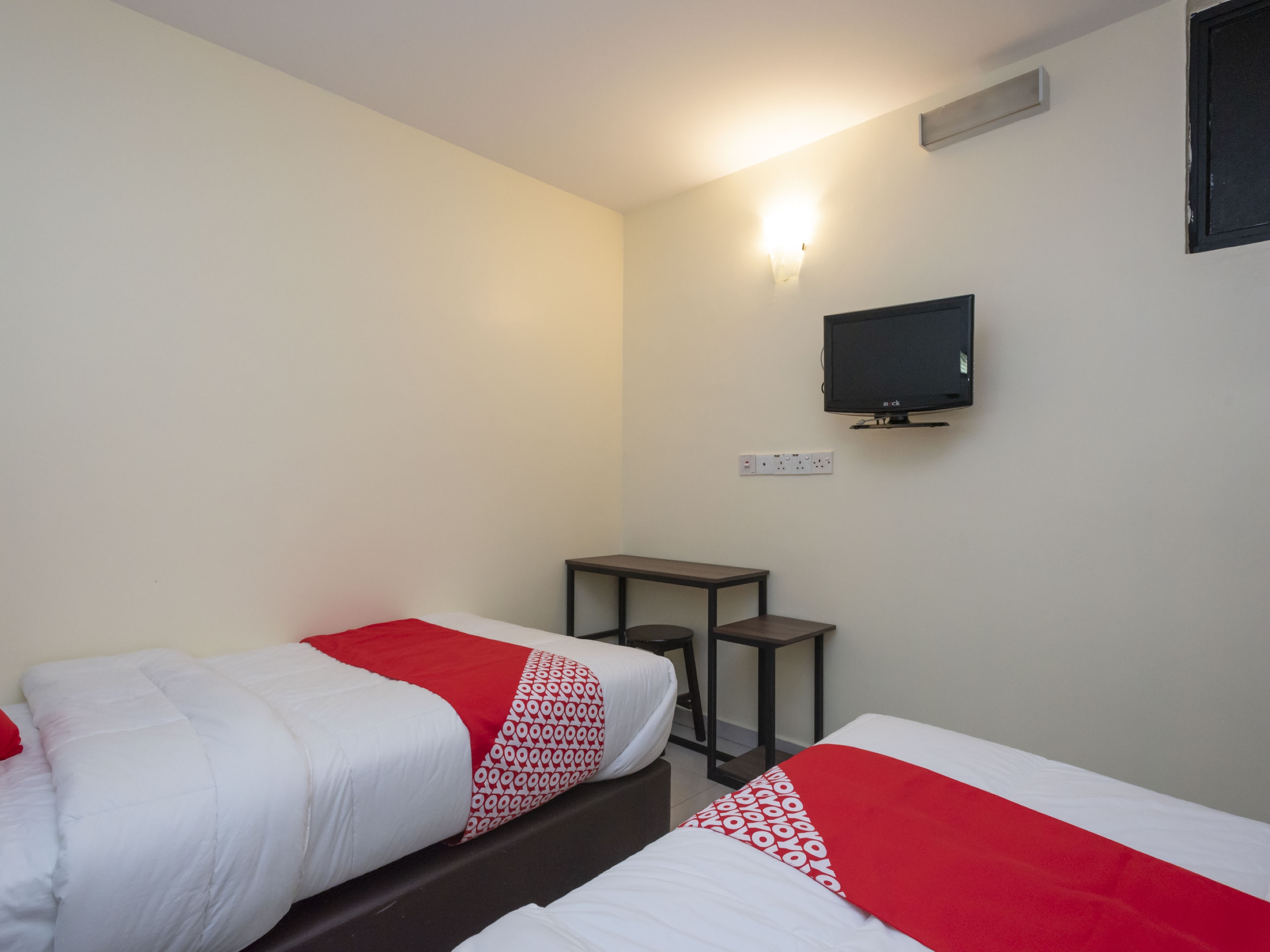Standard, Twin Beds, OYO 494 EG Hotel 2/3