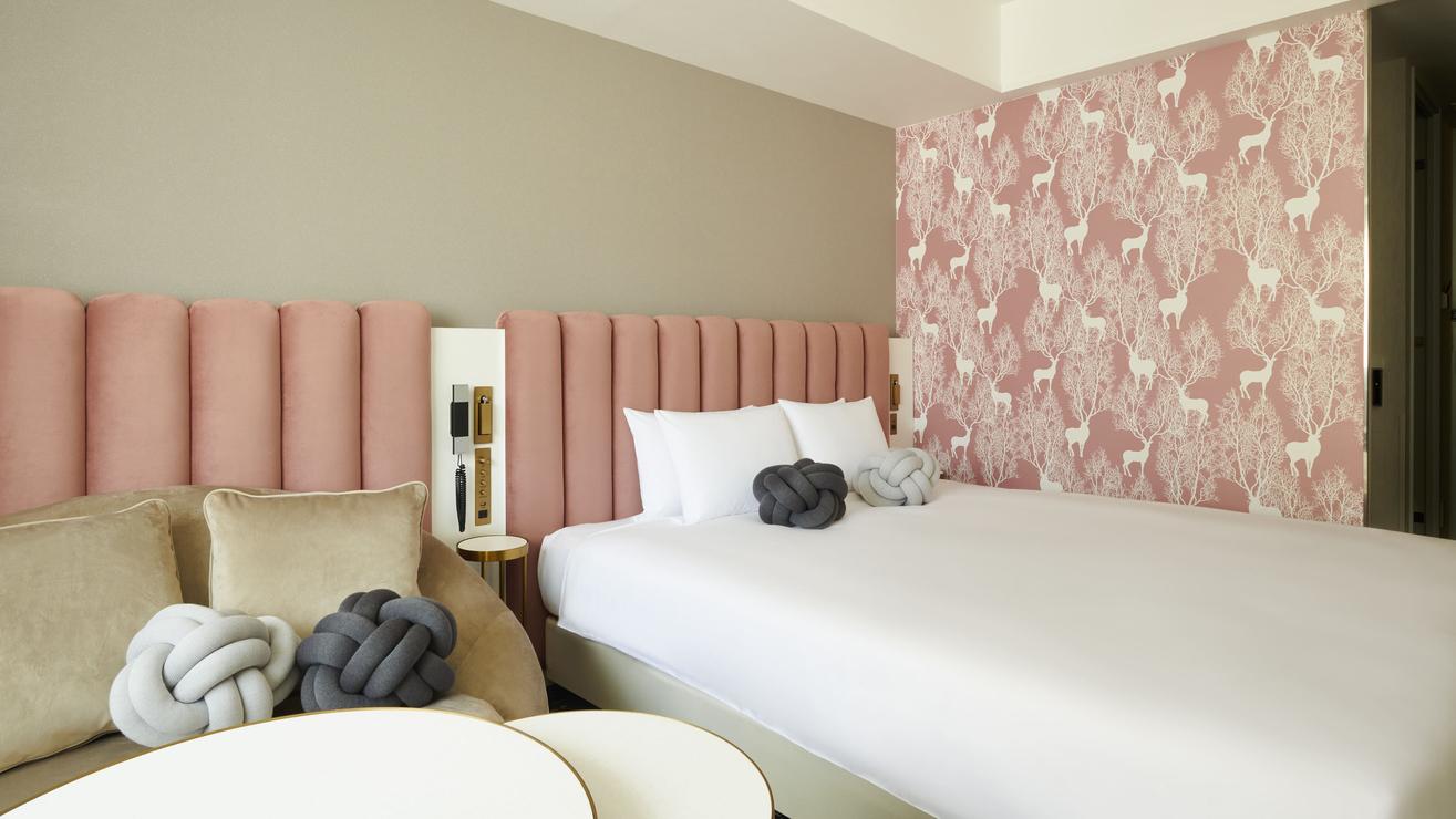 Hip, King Bed