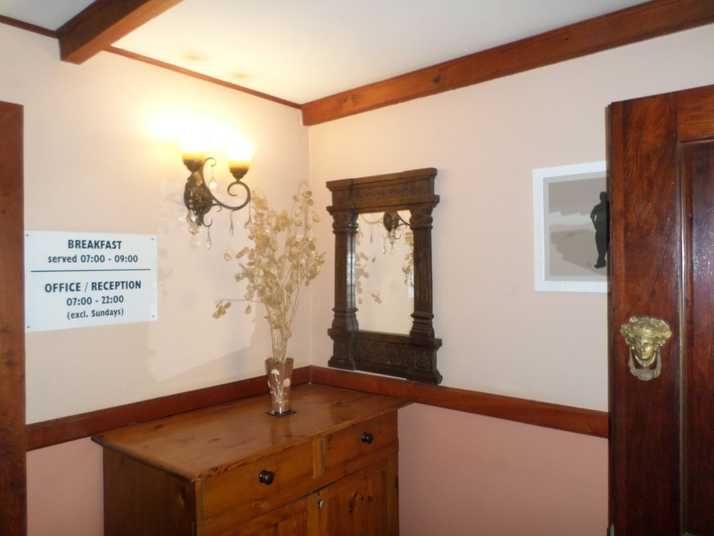 Foundry Guest Lodge 5/50