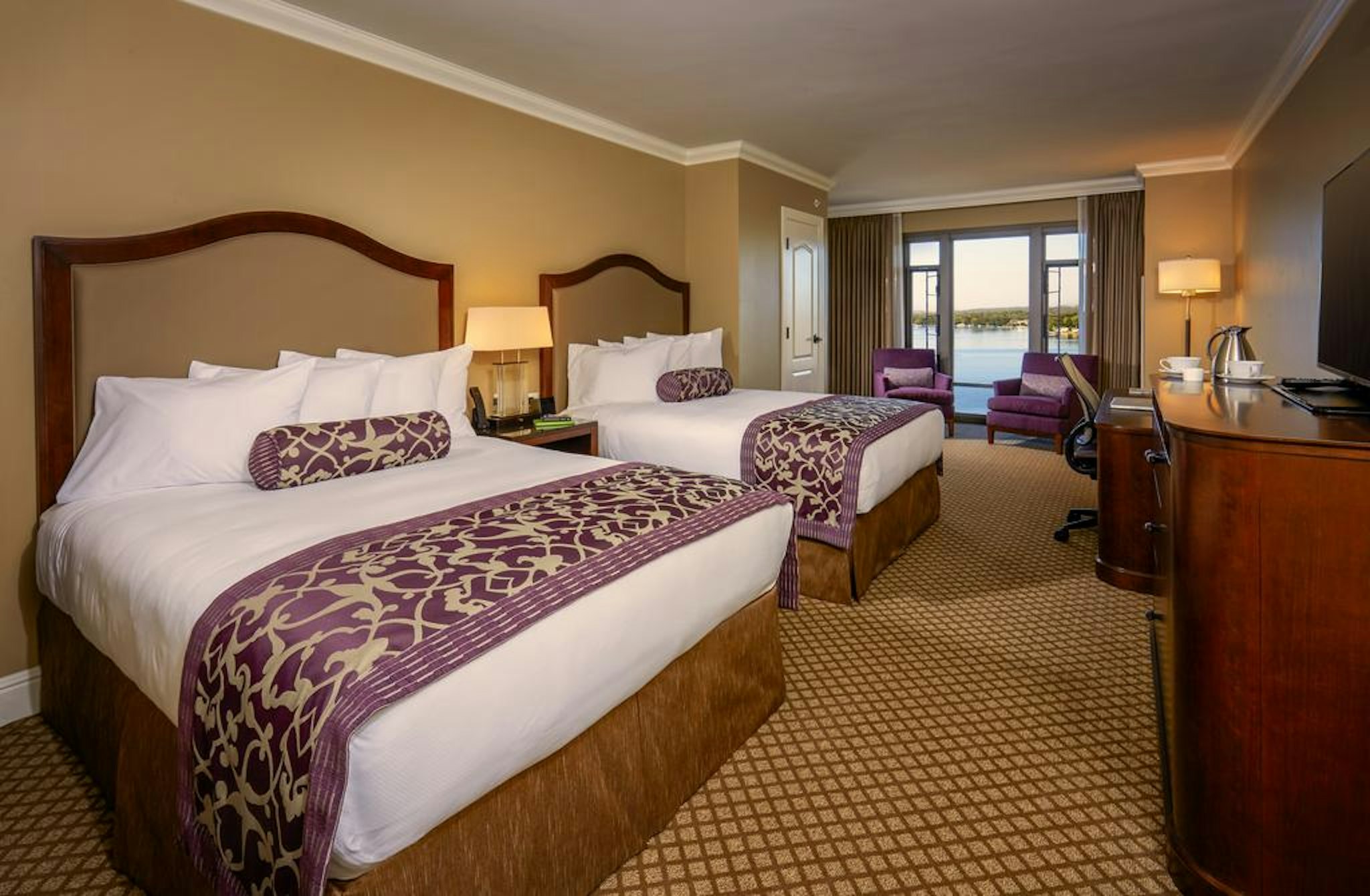 Lakeshore, 2 Queen Beds