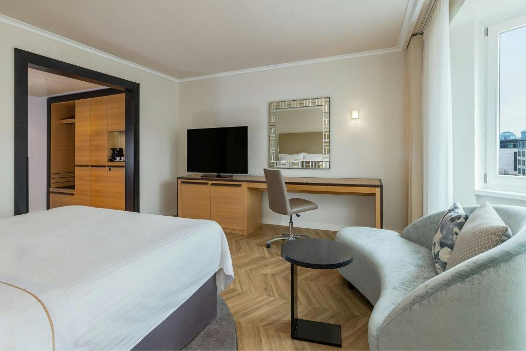Panoramic, Guest Room, Superior, King Bed, Brandenburg Gate View, Large