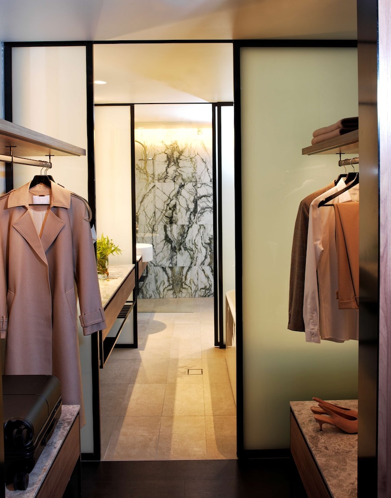 A by Adina Canberra 40/47