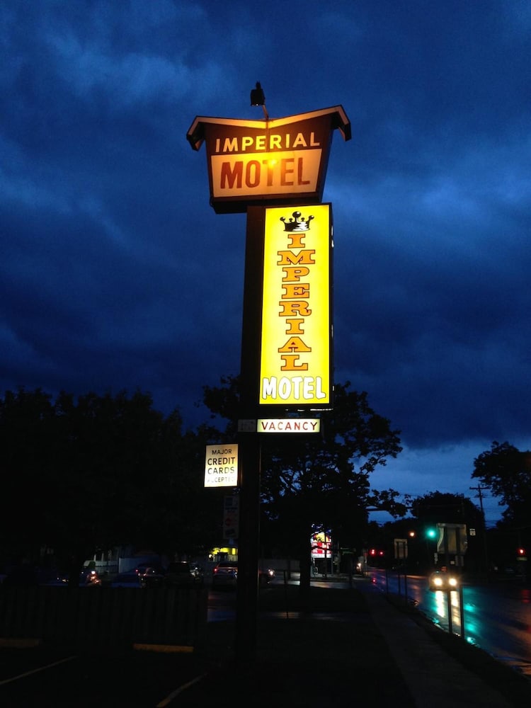 Imperial Motel 4/32