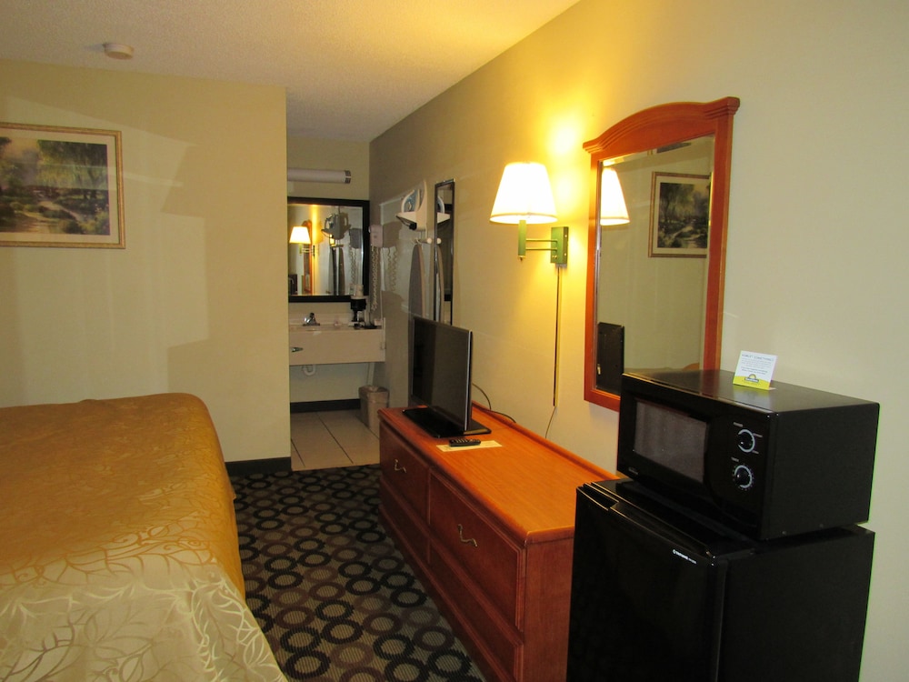 Economy Inn by OYO Ashburn I-75 38/54