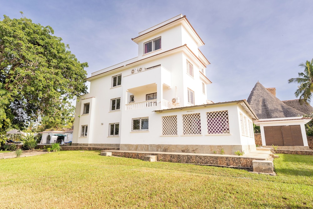 Queens Chateau Boutique Villa 40/50