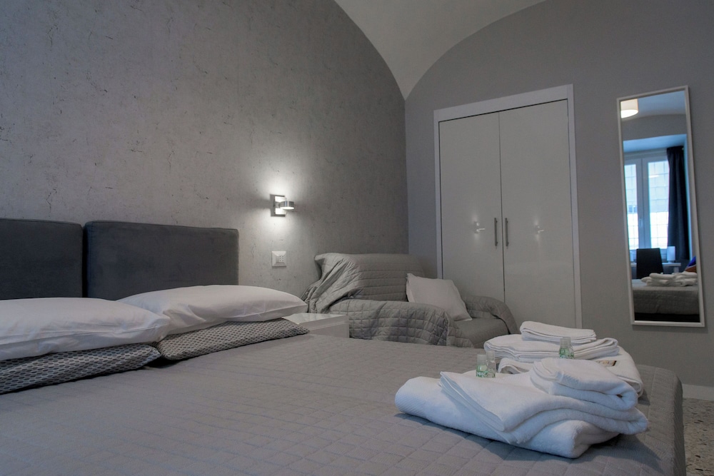 ROOM, DOUBLE OR TWIN BED, PRIVATE BATHROOM
