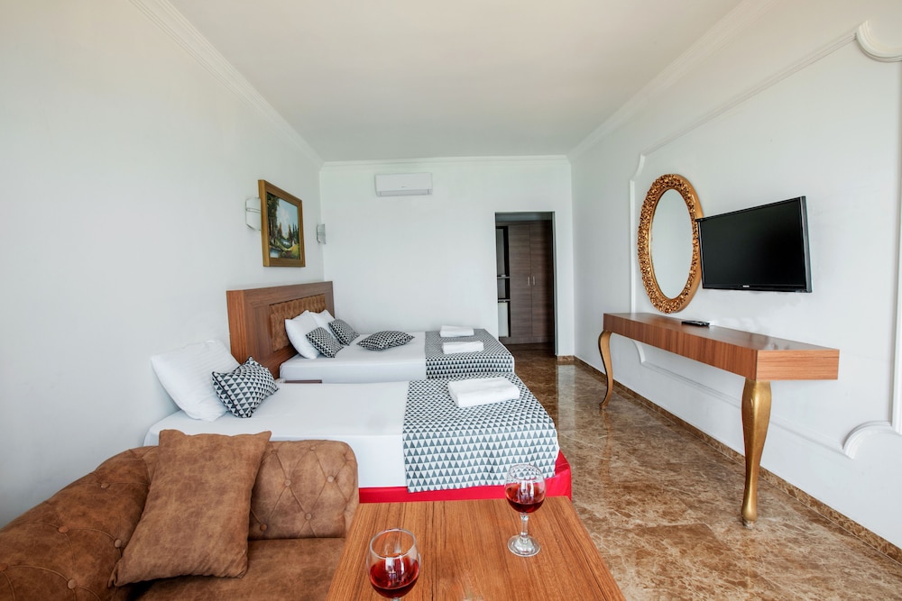 Kristal Beach Hotel 10/48
