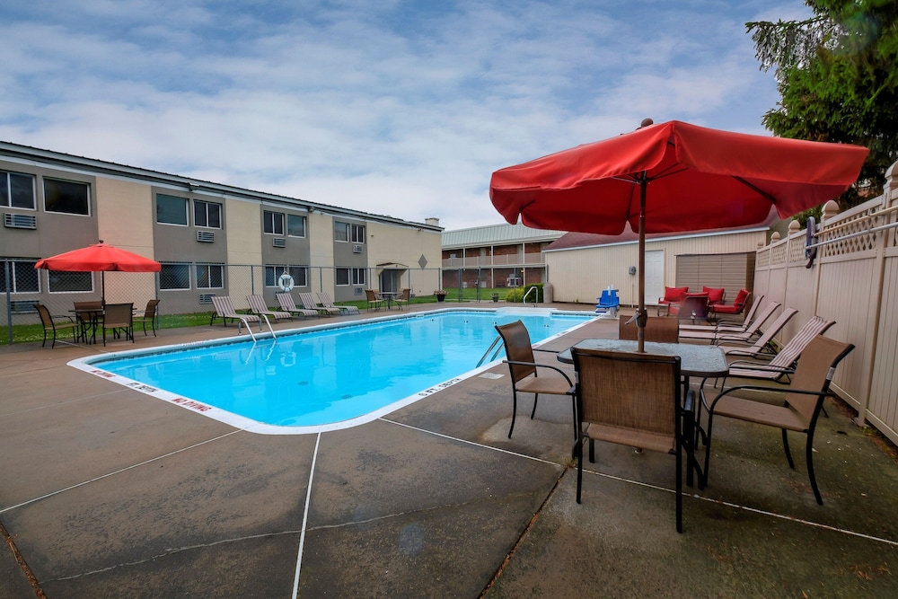Red Roof Inn and Suites Herkimer 1/46