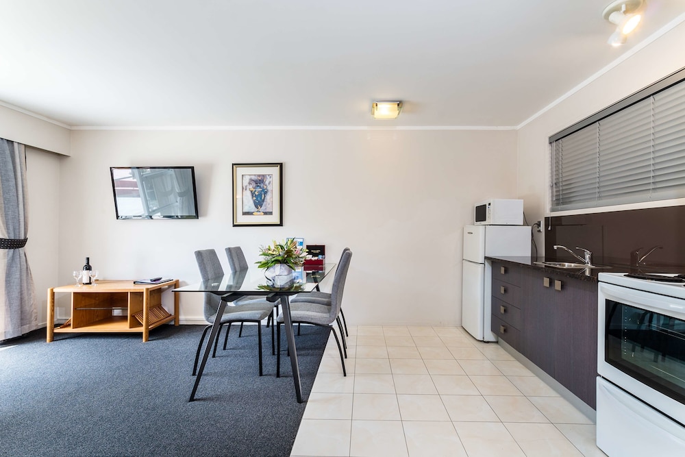 Best Western Newmarket Inn & Suites 54/58