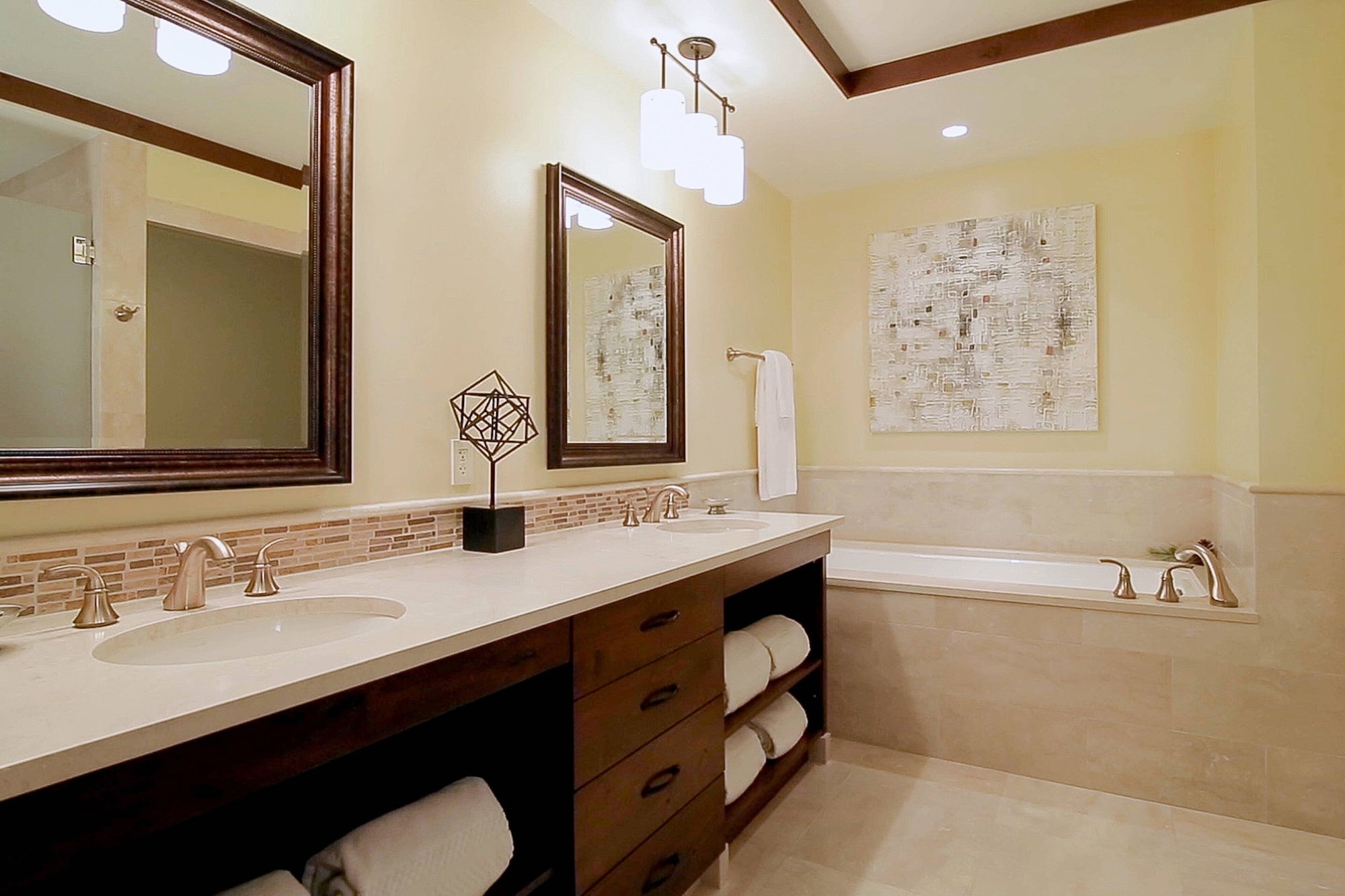 4 Bedrooms, 2 King Beds, 3 Queen Beds, Mountain View, Balcony
