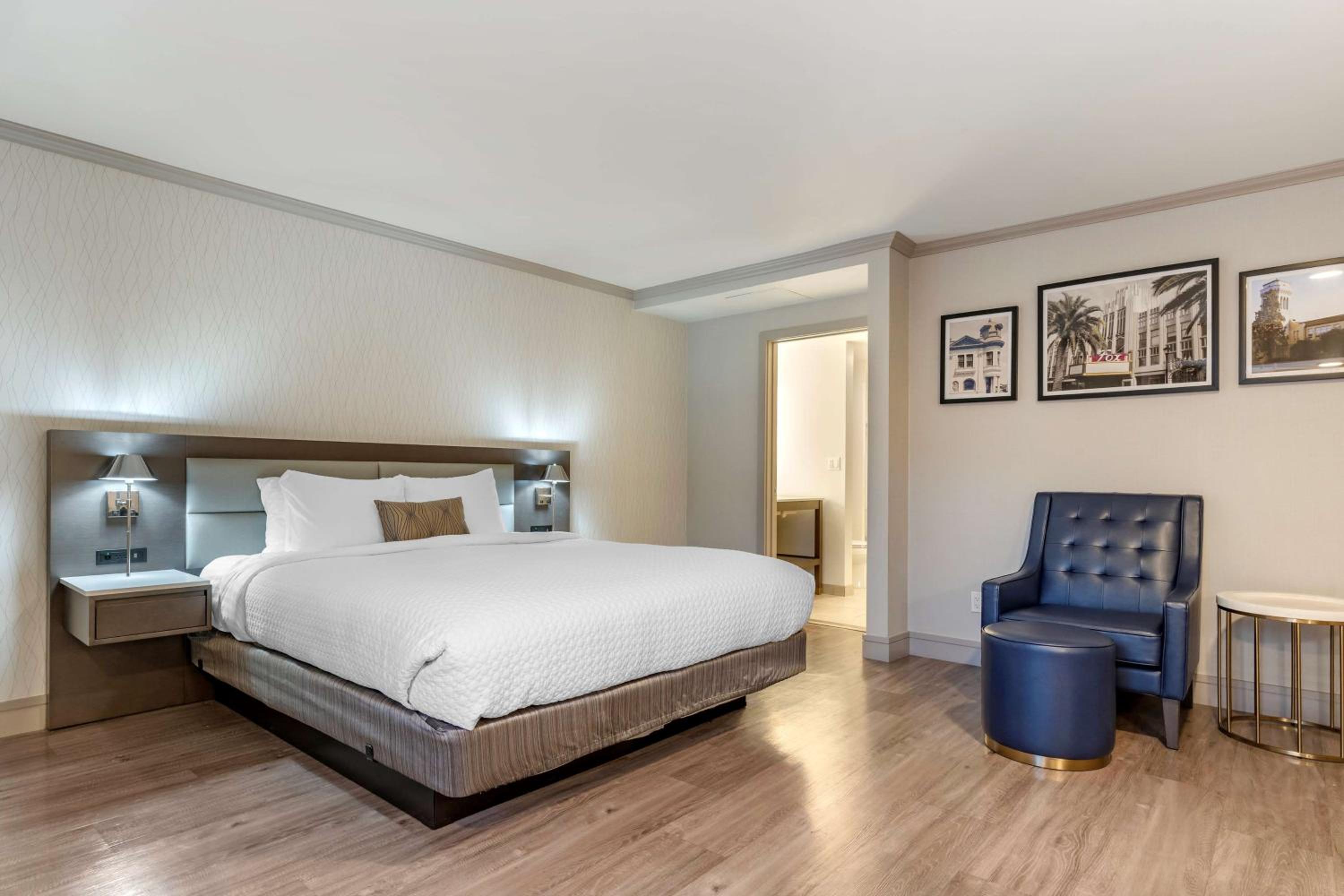 غرفة بسرير كينج بحوض استحمام، Best Western Plus Executive Suites 3/10