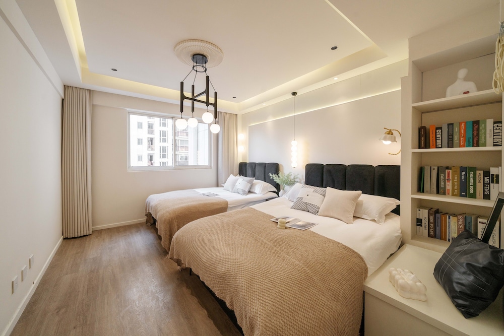 2 Bedrooms, Senior, Apartment, 1 Queen and 2 Double Beds, Bathtub، Book and Bed-People's Square 10/10