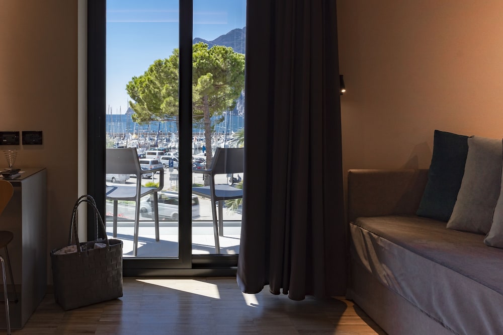 Lake Front Hotel Mirage 33/50