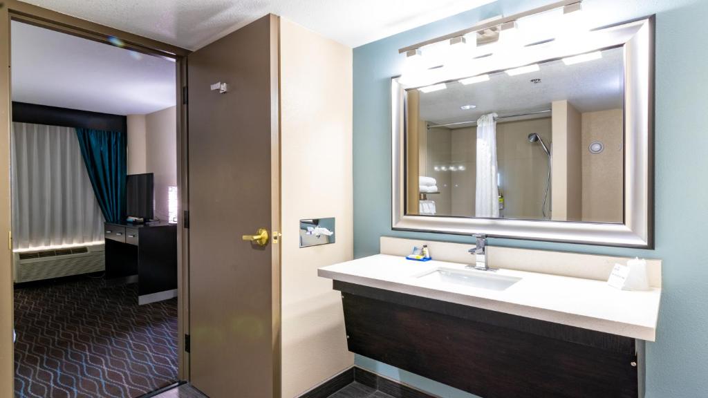 غرفة بريميوم بسرير كينج، Holiday Inn Express Boise University Area 4/4
