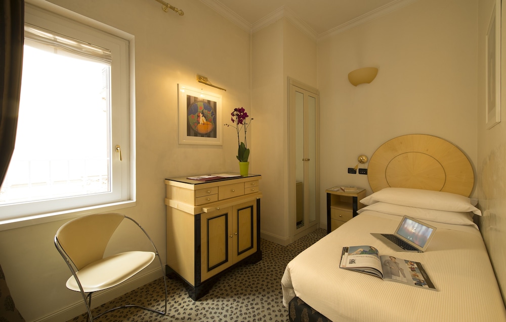 ROOM, SINGLE