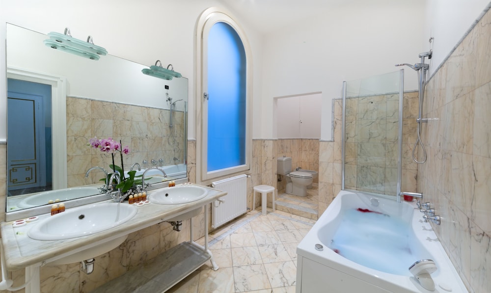 Friendly Venice Suites 48/48