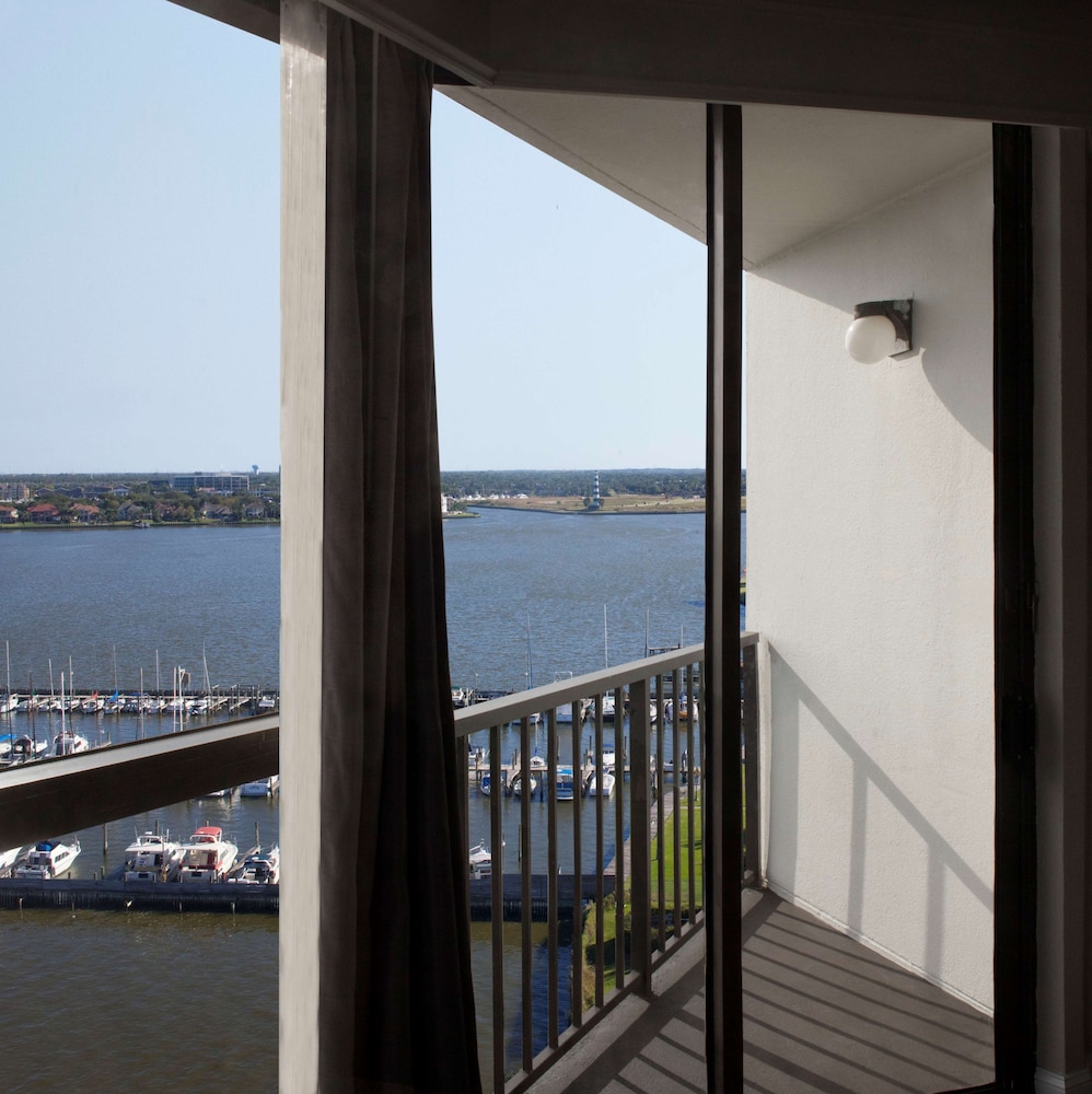 Compass Hotel Nassau Bay 17/65