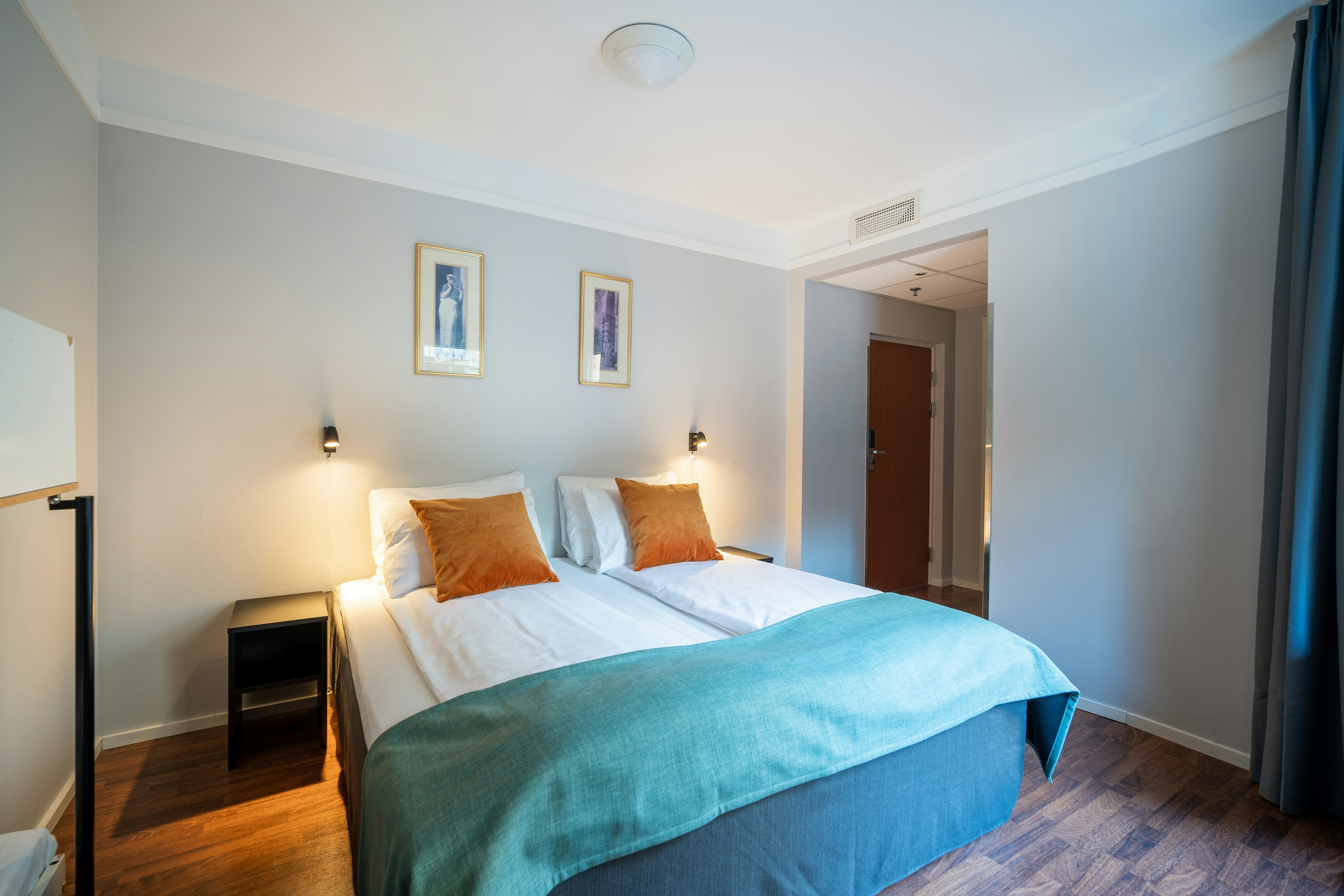 Enter Amalie Hotel 28/79