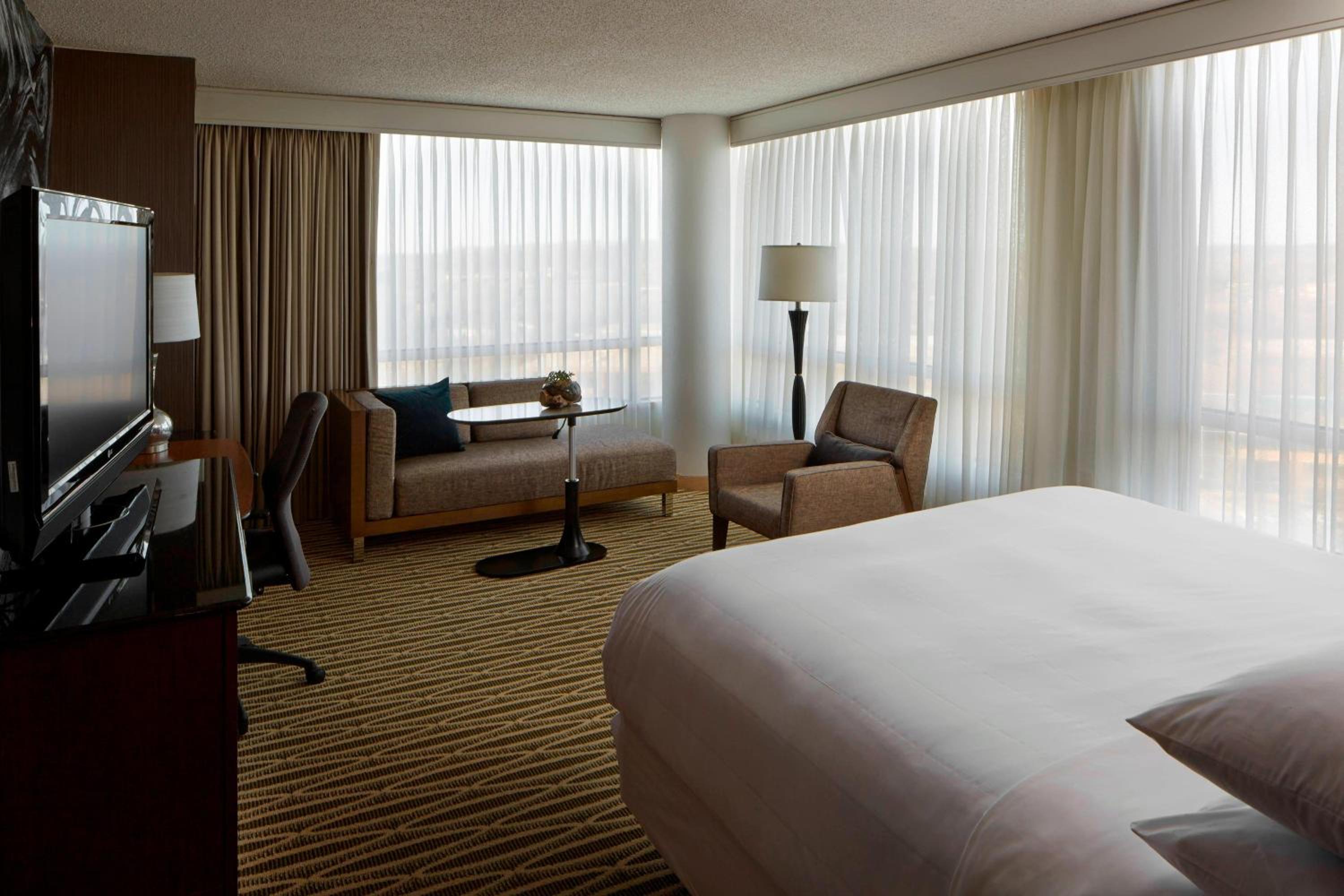 غرفة تنفيذية كبيرة بسرير كينج مع دخول صالة النادي، Minneapolis Marriott Southwest 2/2