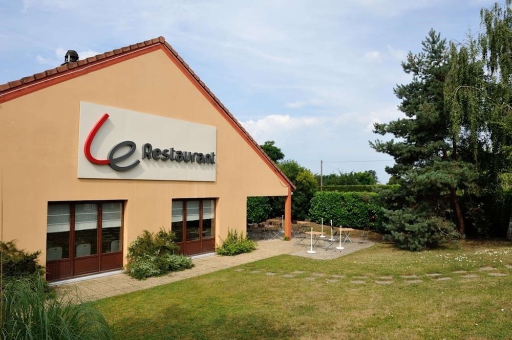 CAMPANILE MOULINS - AVERMES 39/50