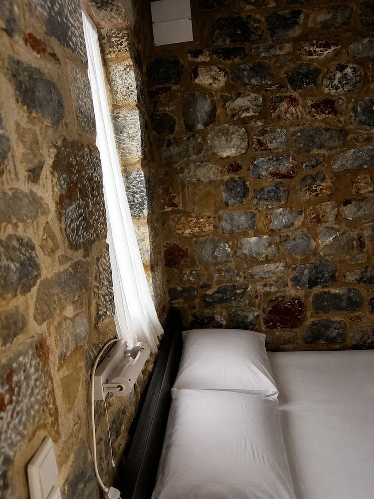 Lalloudes Seaside Accommodation 30/50