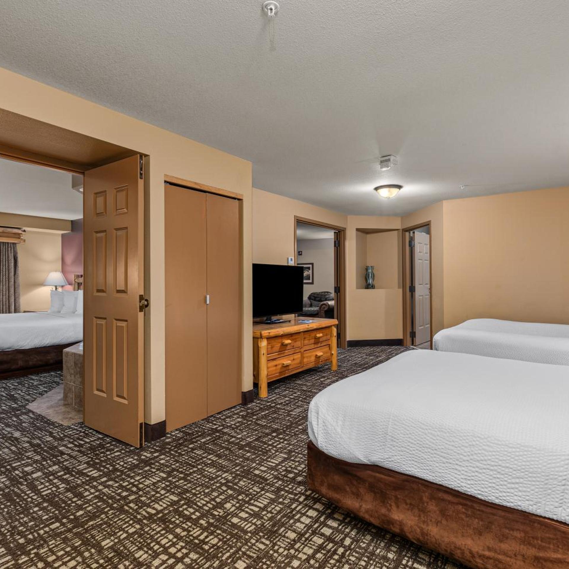 Cinema, Suite, Jetted Tub, Kitchenette