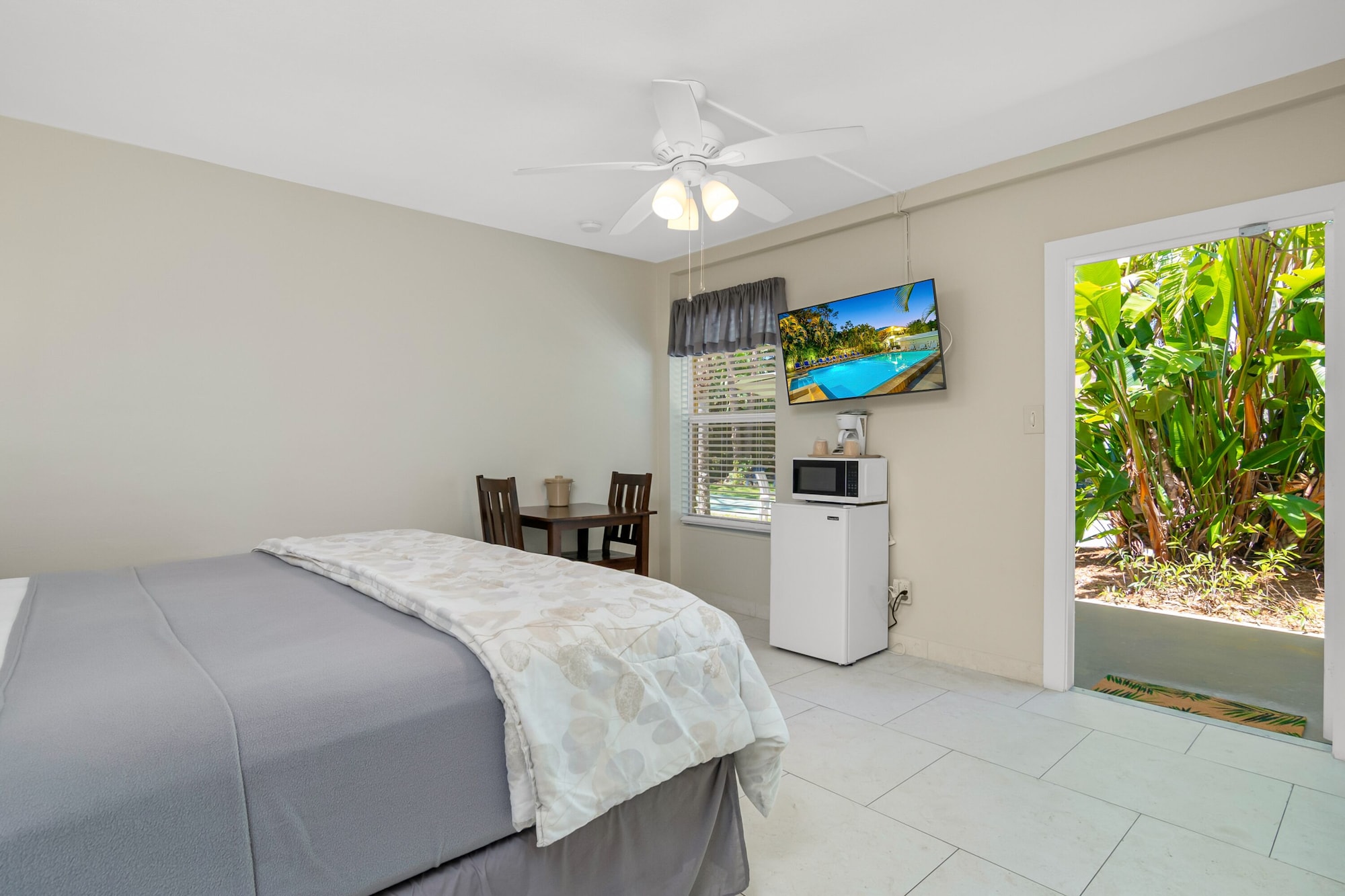 ROOM, KING BED, POOL SIDE