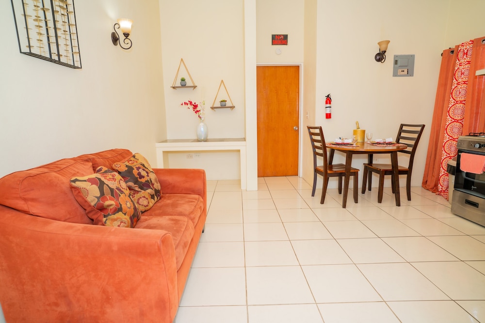 Connies Comfort Suites 31/50