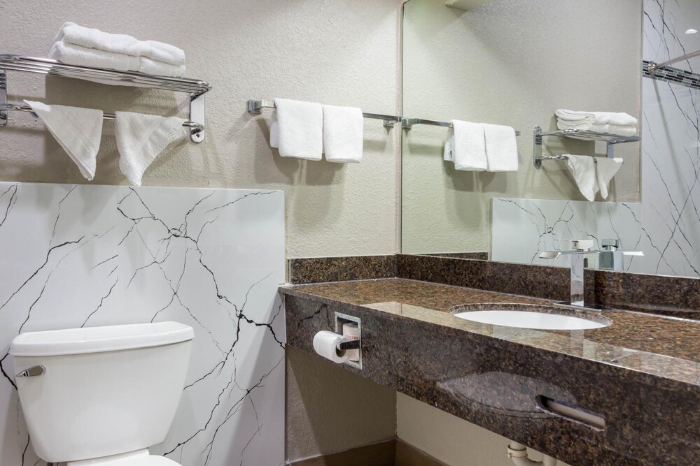 Scottish Inn Suites Baytown 13/32