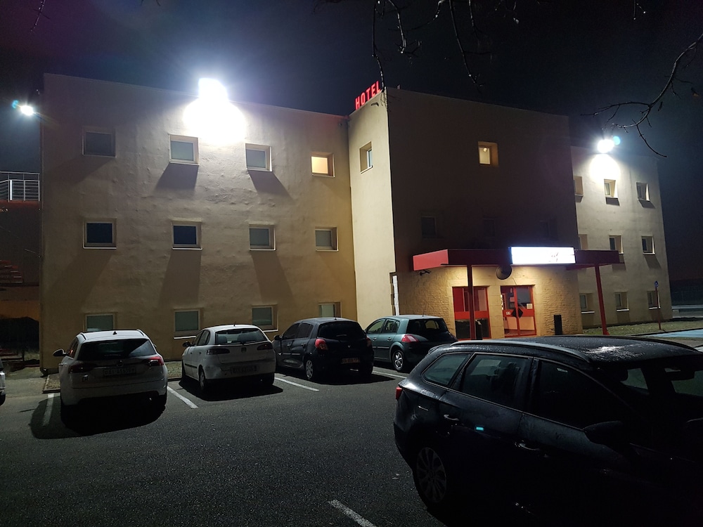 Hotel Holiday 26/28