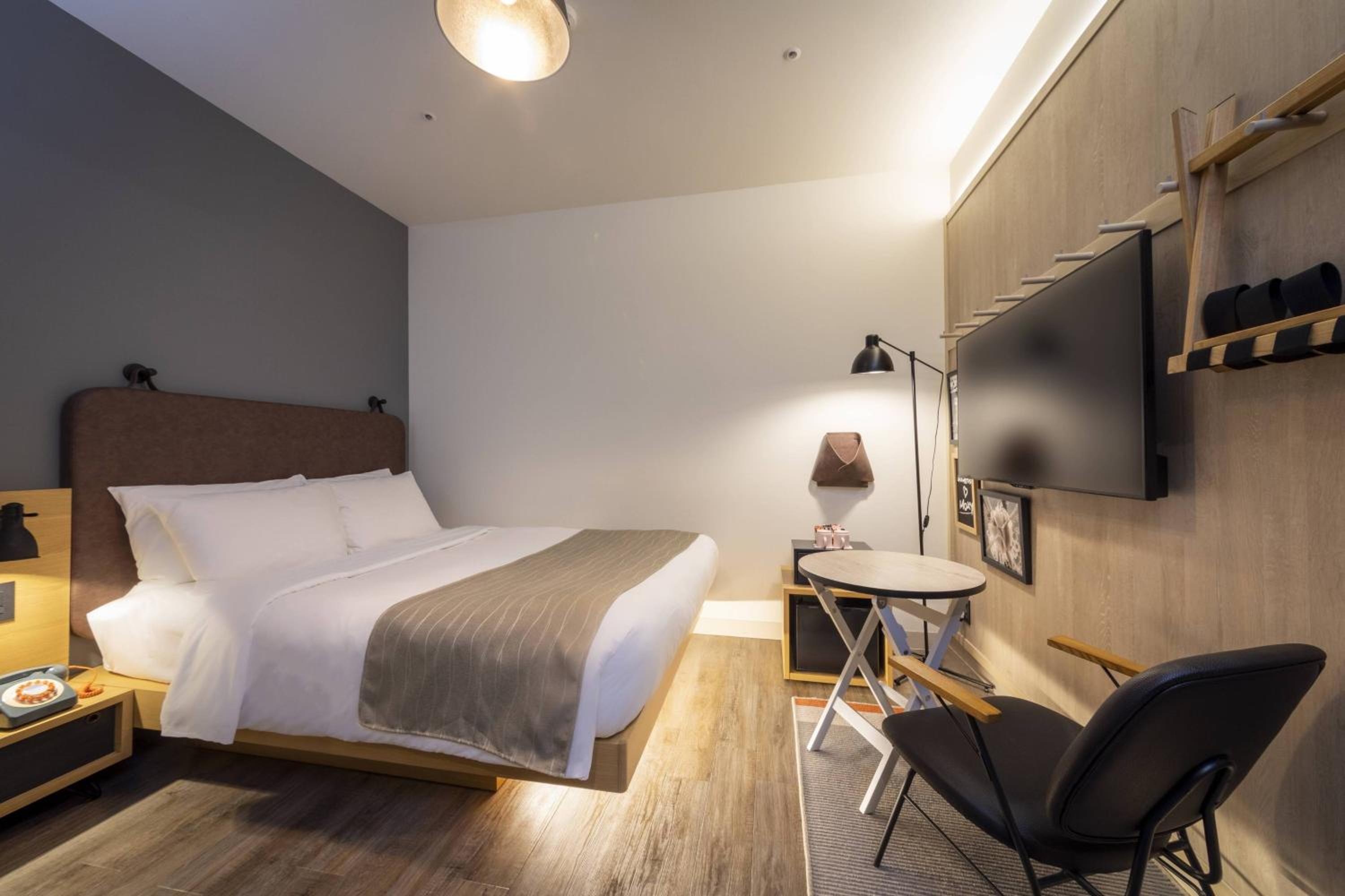 Cozy, Moxy, Queen Bed