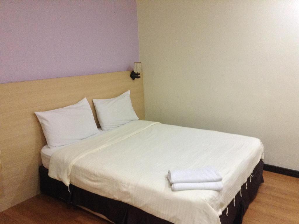 Room, Queen Bed, No Window