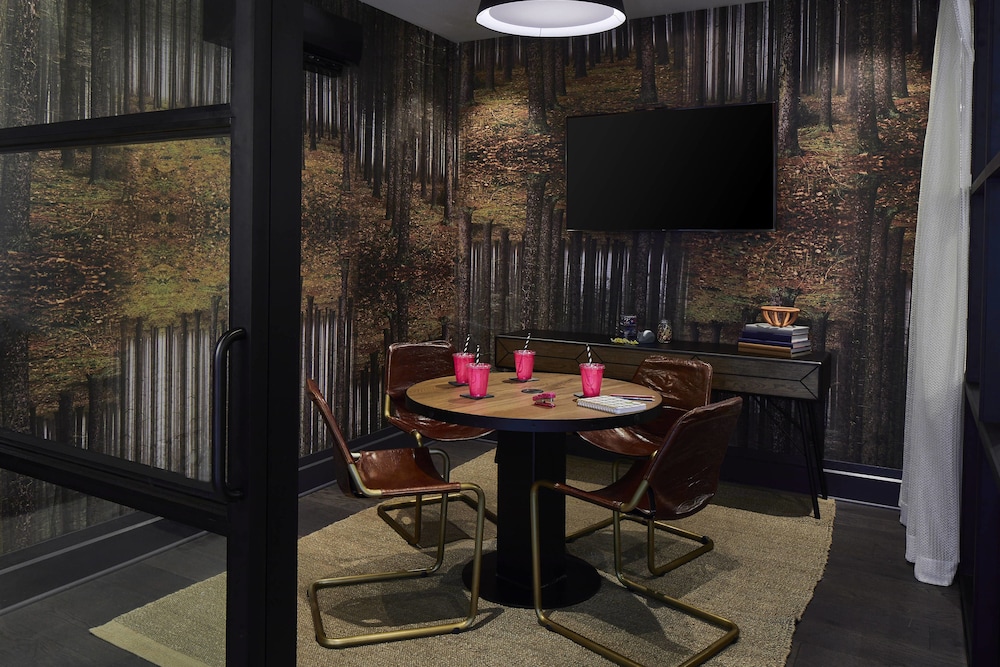 Moxy Chattanooga Downtown 50/60