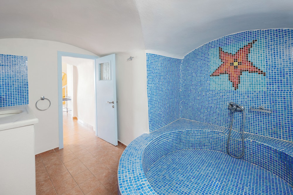 Grand, Suite, Double and Twin Beds, Caldera View، Kastro Suites 10/10