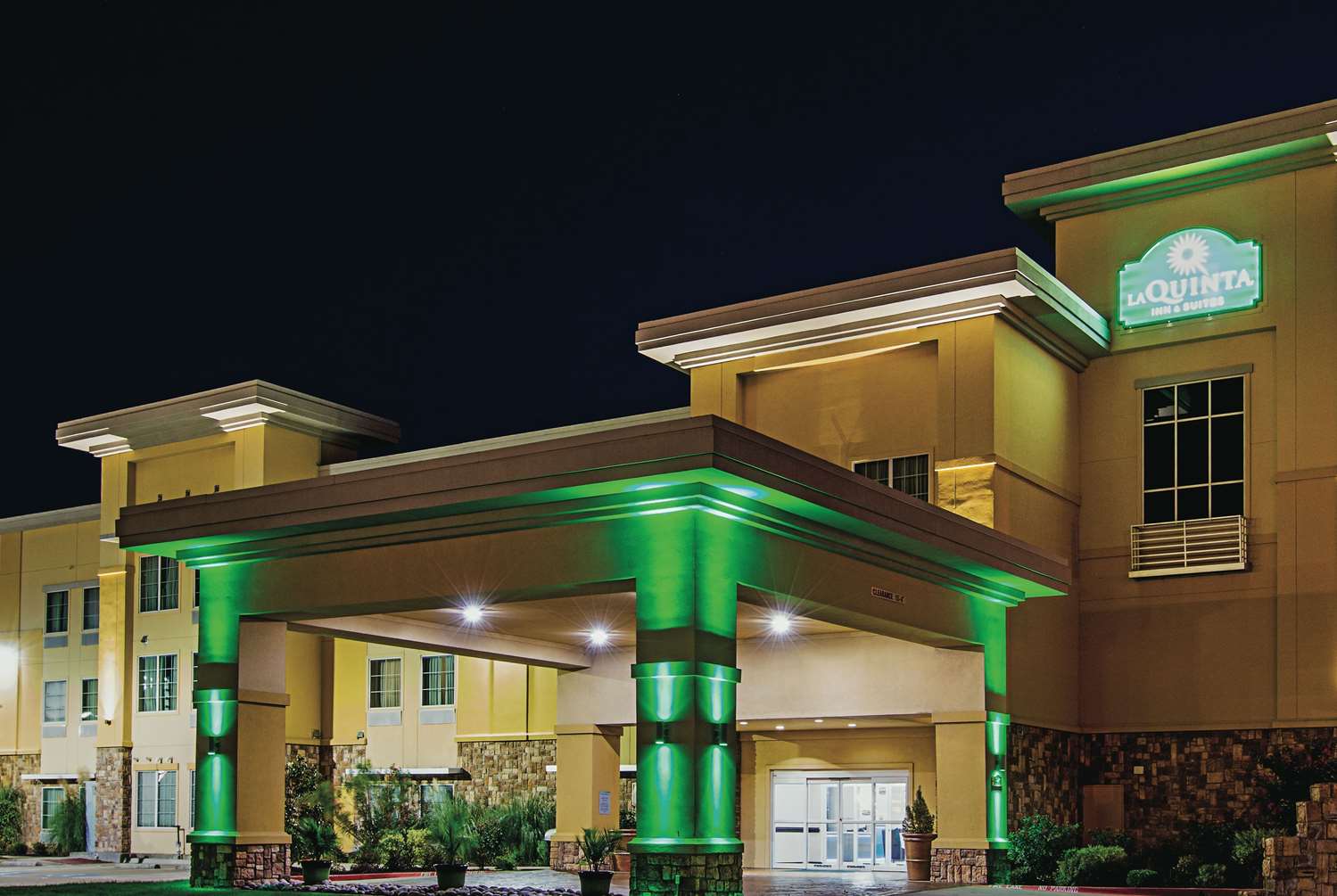 La Quinta Inn & Suites by Wyndham Ft. Worth - Forest Hill TX 2/49