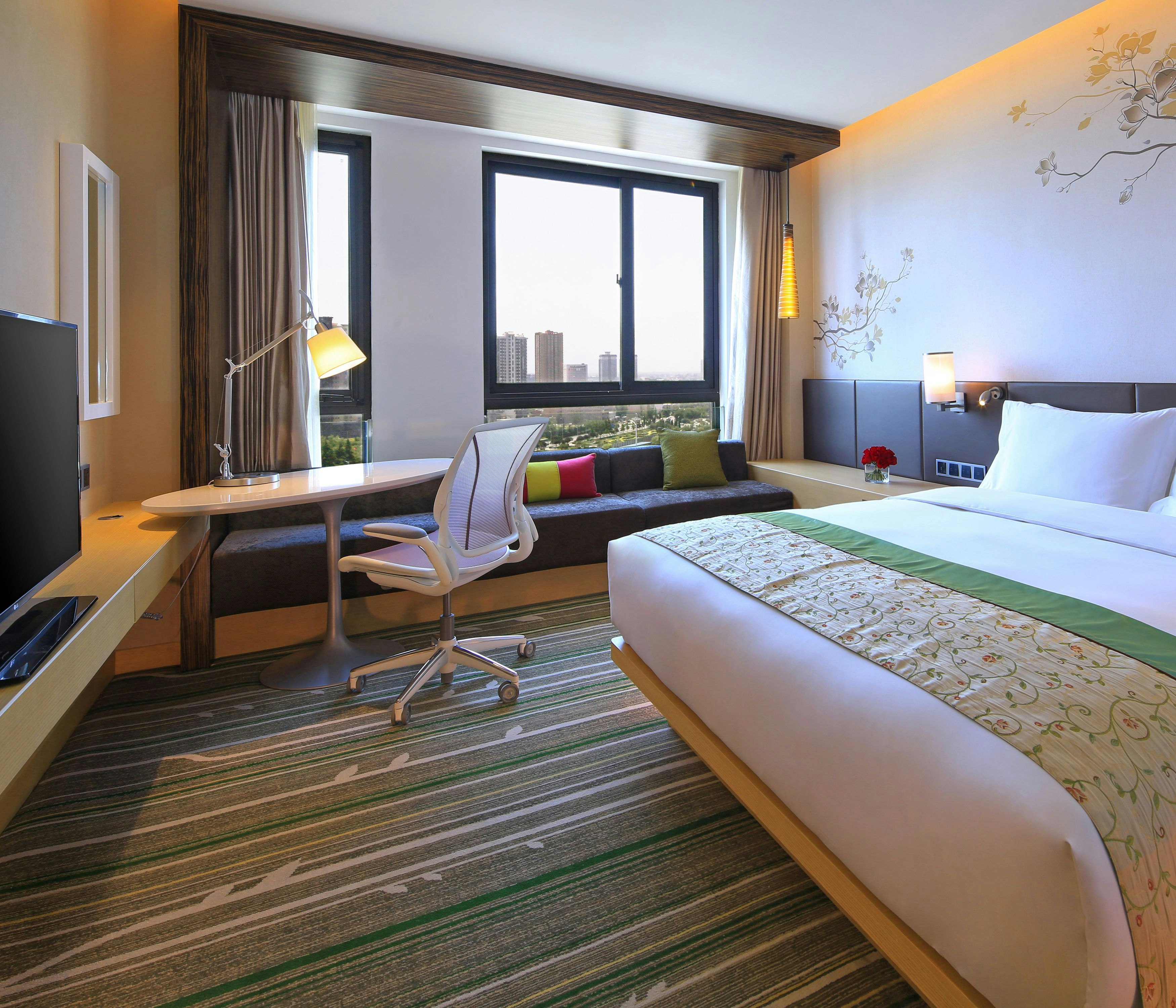 GUEST ROOM, KING BED