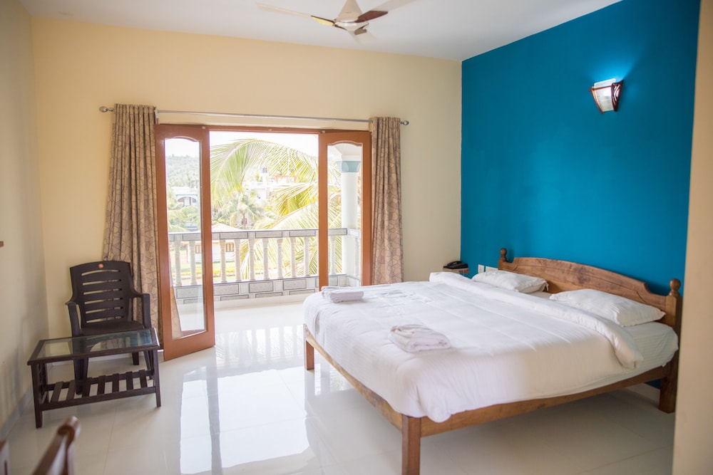 Larios Beach Holidays 12/50