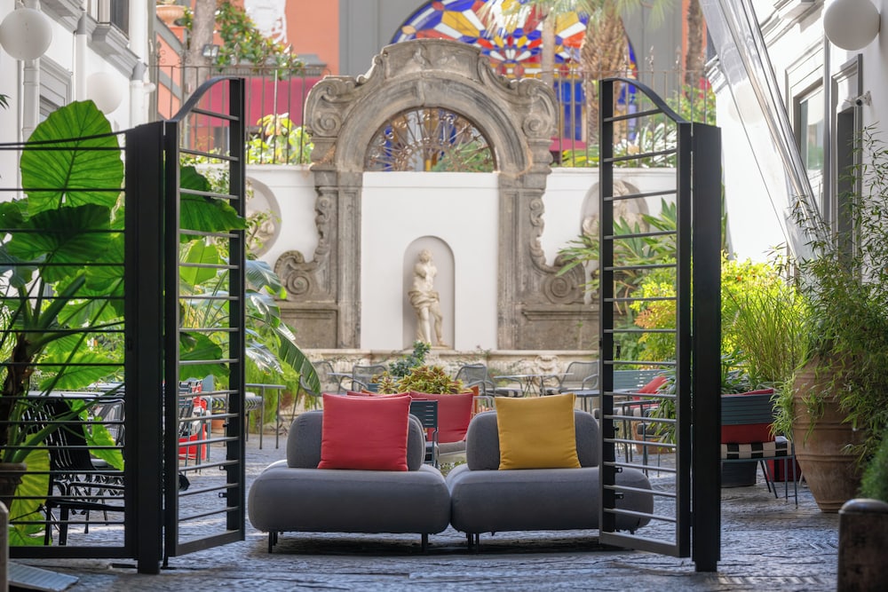 Piazza Bellini 57/63