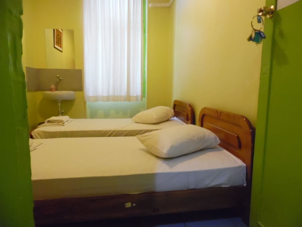 ROOM, TWIN BEDS, SHARED BATHROOM