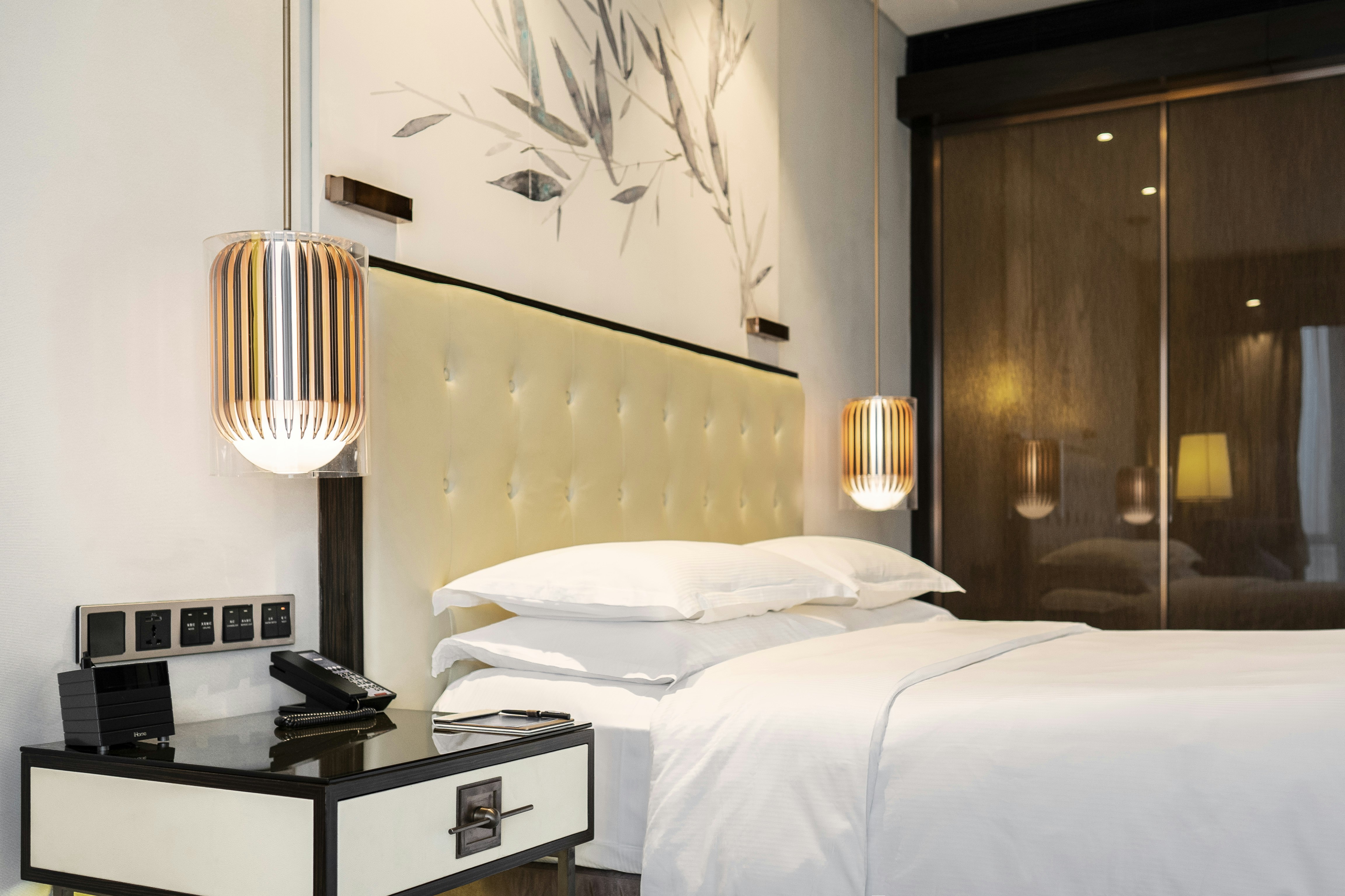 GUEST ROOM, KING BED
